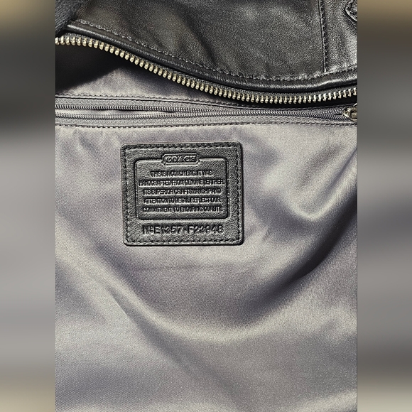 Nice COACH  F23948 Shoulder Or Crossbody Shiny Leather Bag with large hang tag. - Picture 13 of 16